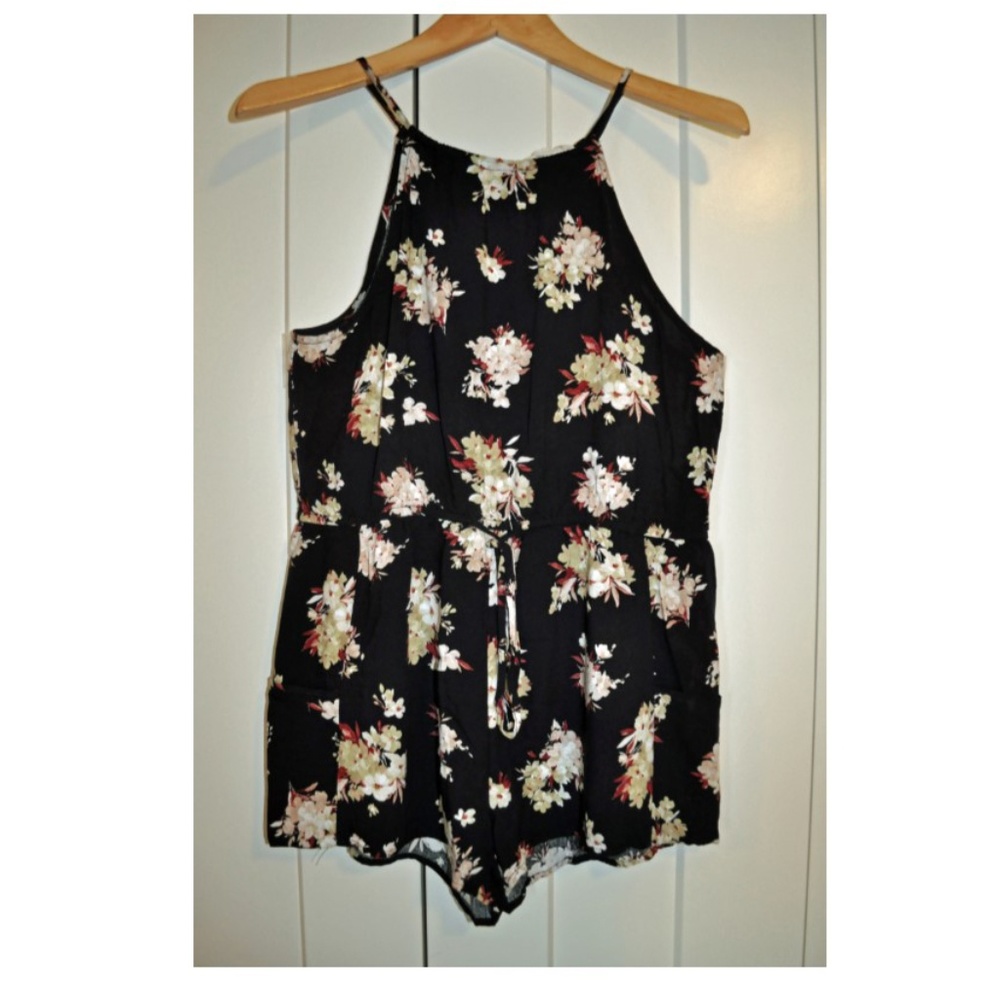 Super cute black/print romper size L fits smaller